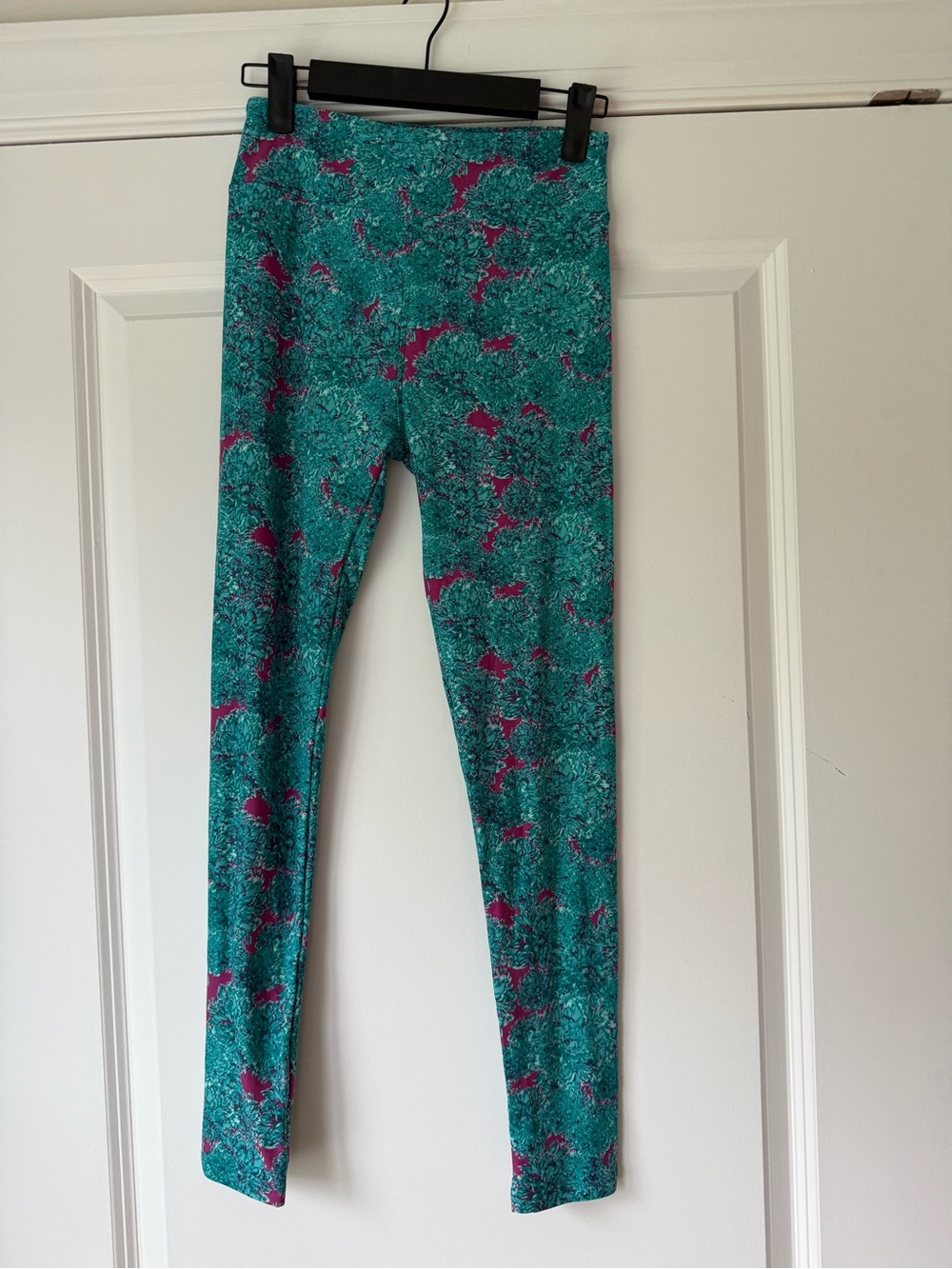 NWOT LuLaRoe Teal & Magenta Floral Patterned Leggings, OS (fits size 4-10)